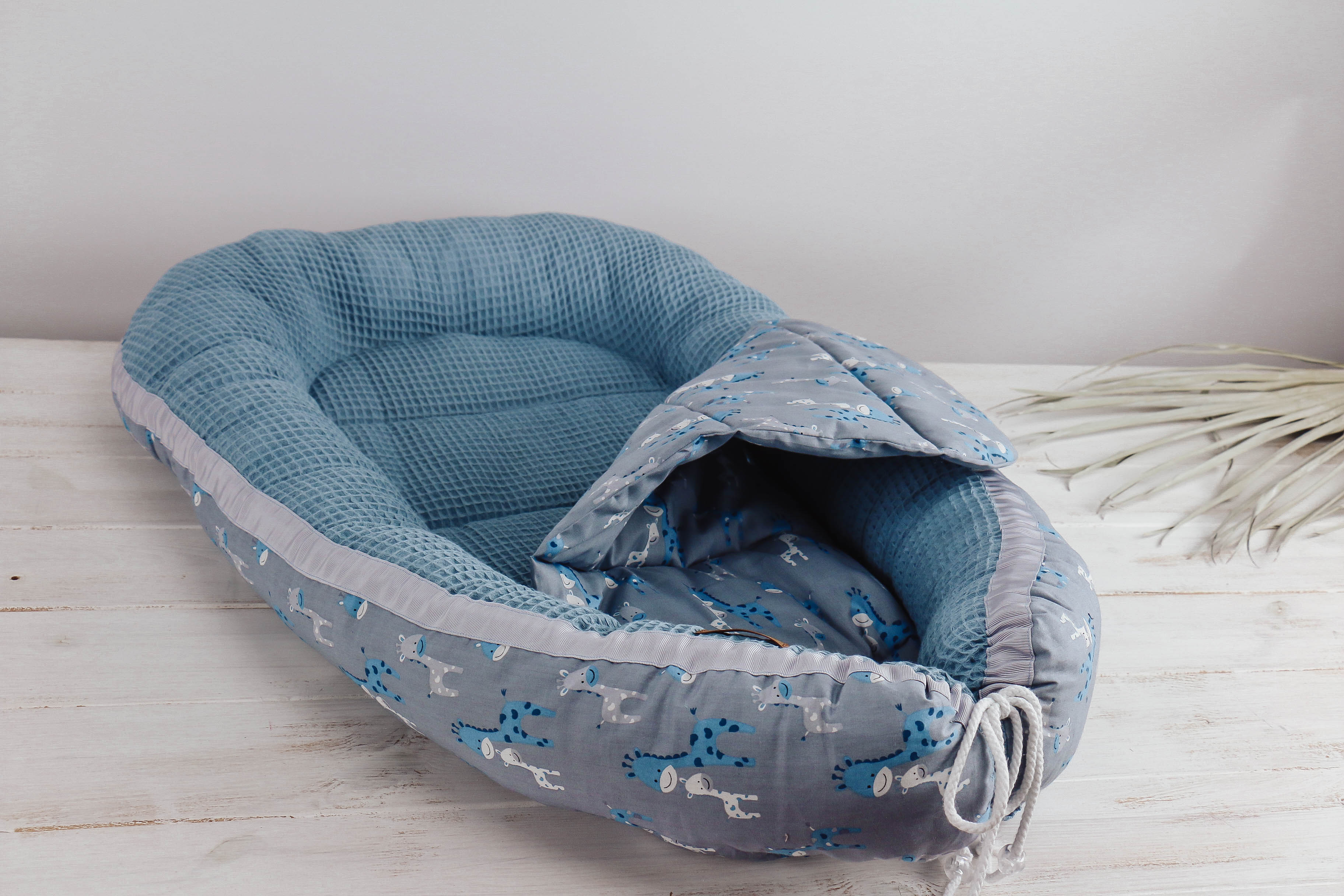 nischenladen-107 Babynest Giraffe blau-grau