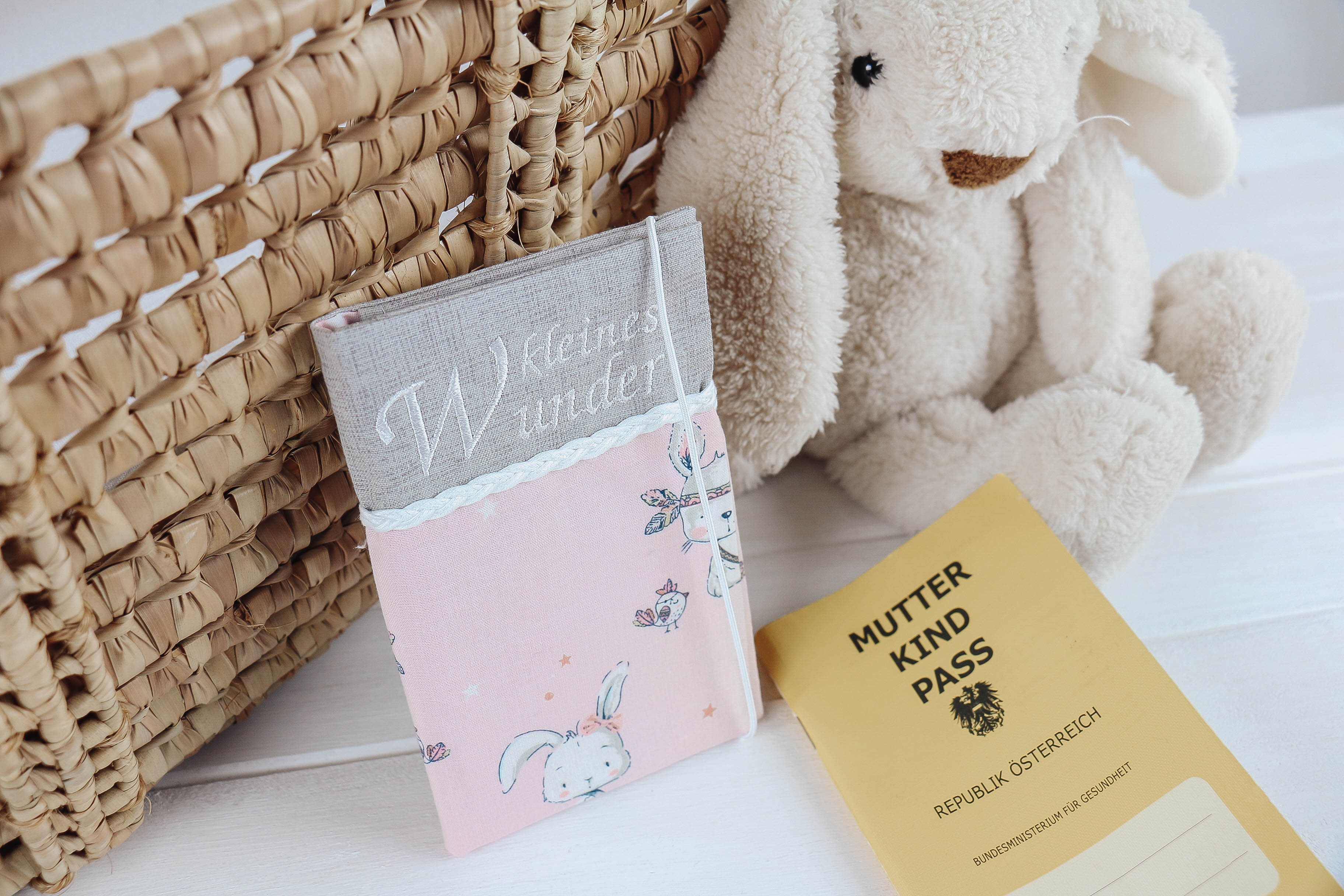 Nischenladen-73 Mutterkindpasshülle Hasen rosa-grau