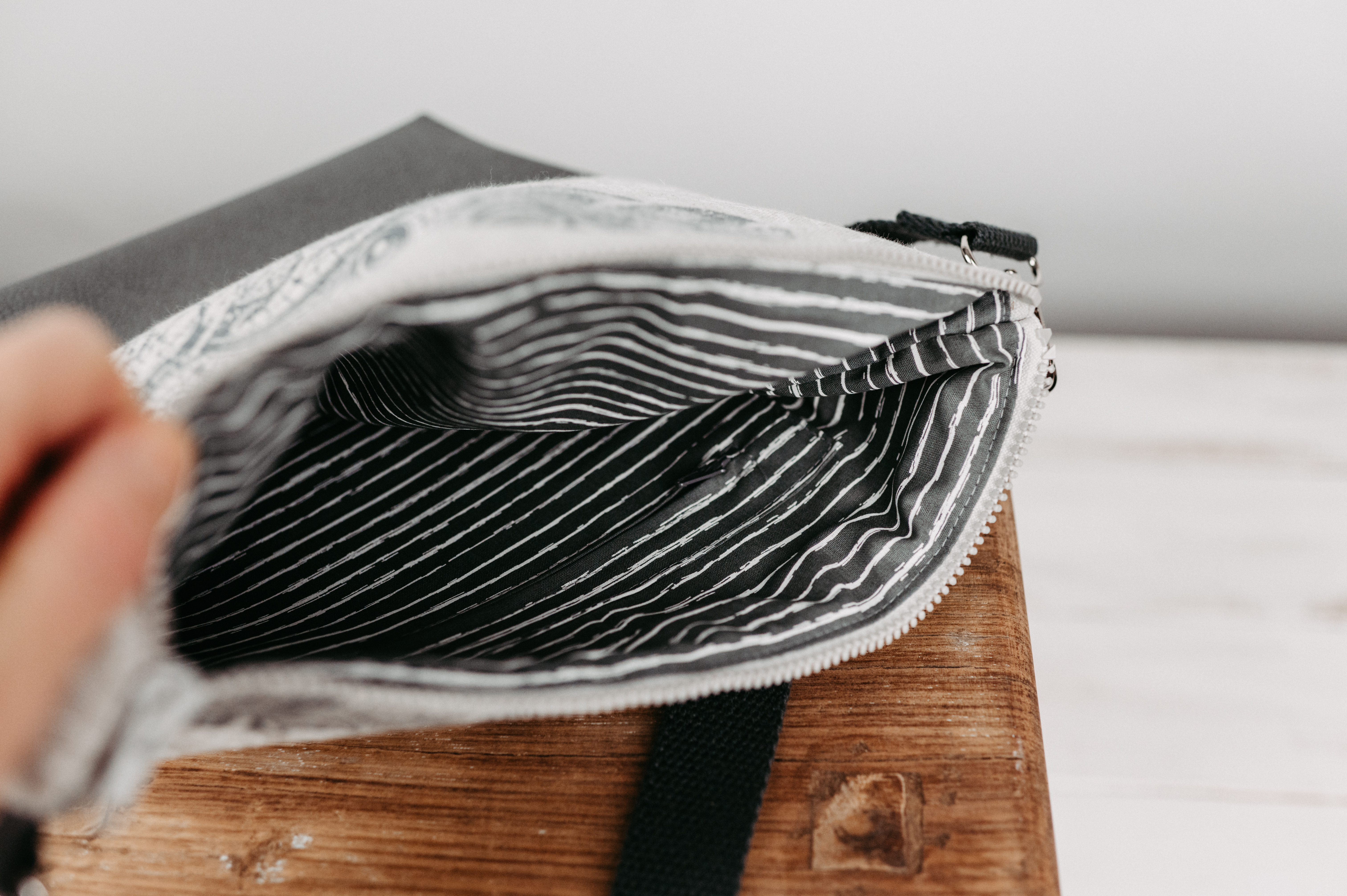 Umhängetasche feather grey Umhängetasche feather grey