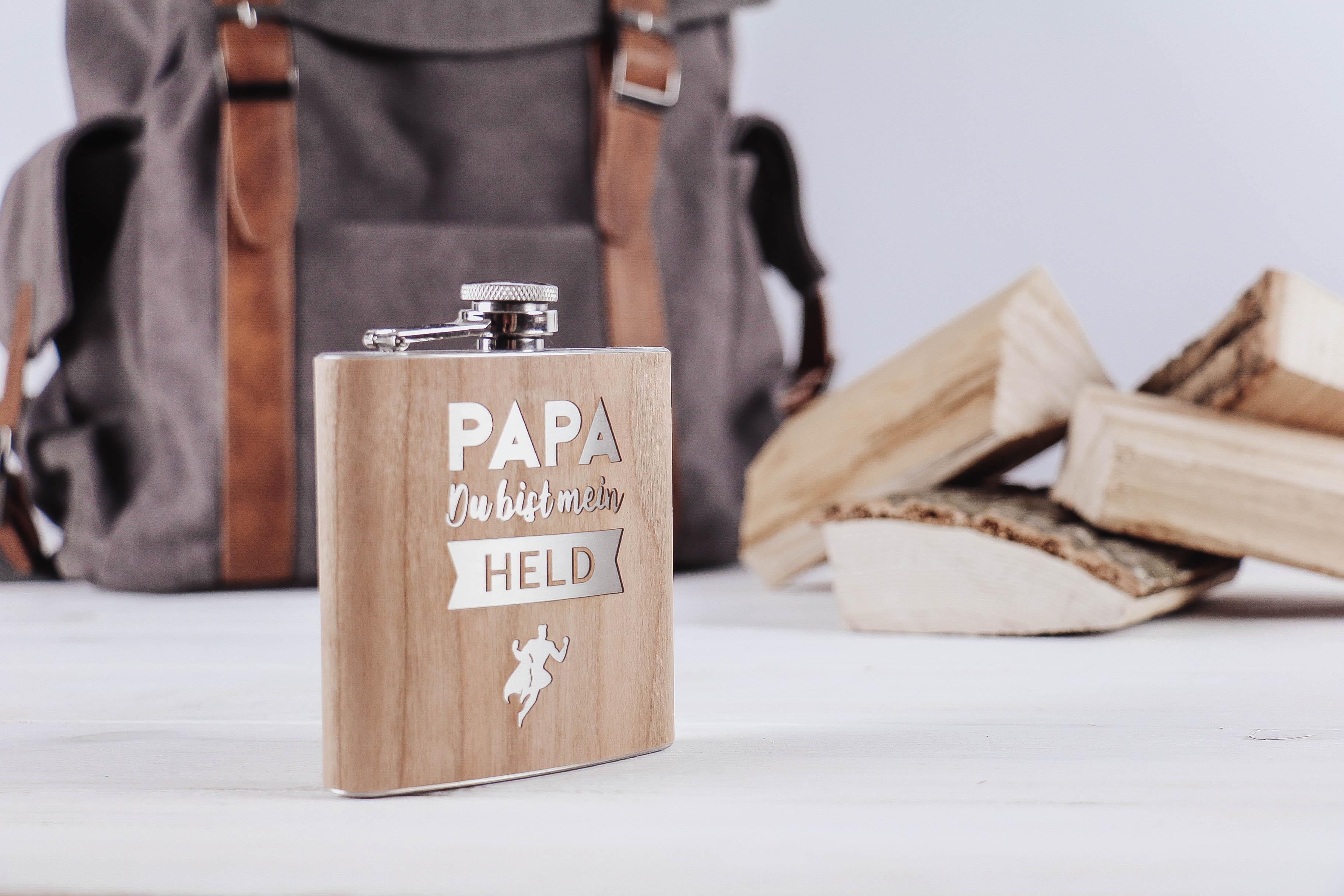 der-nischenladen-20 Flachmann mit Holzmanschette "Papa Du bist mein Held"
