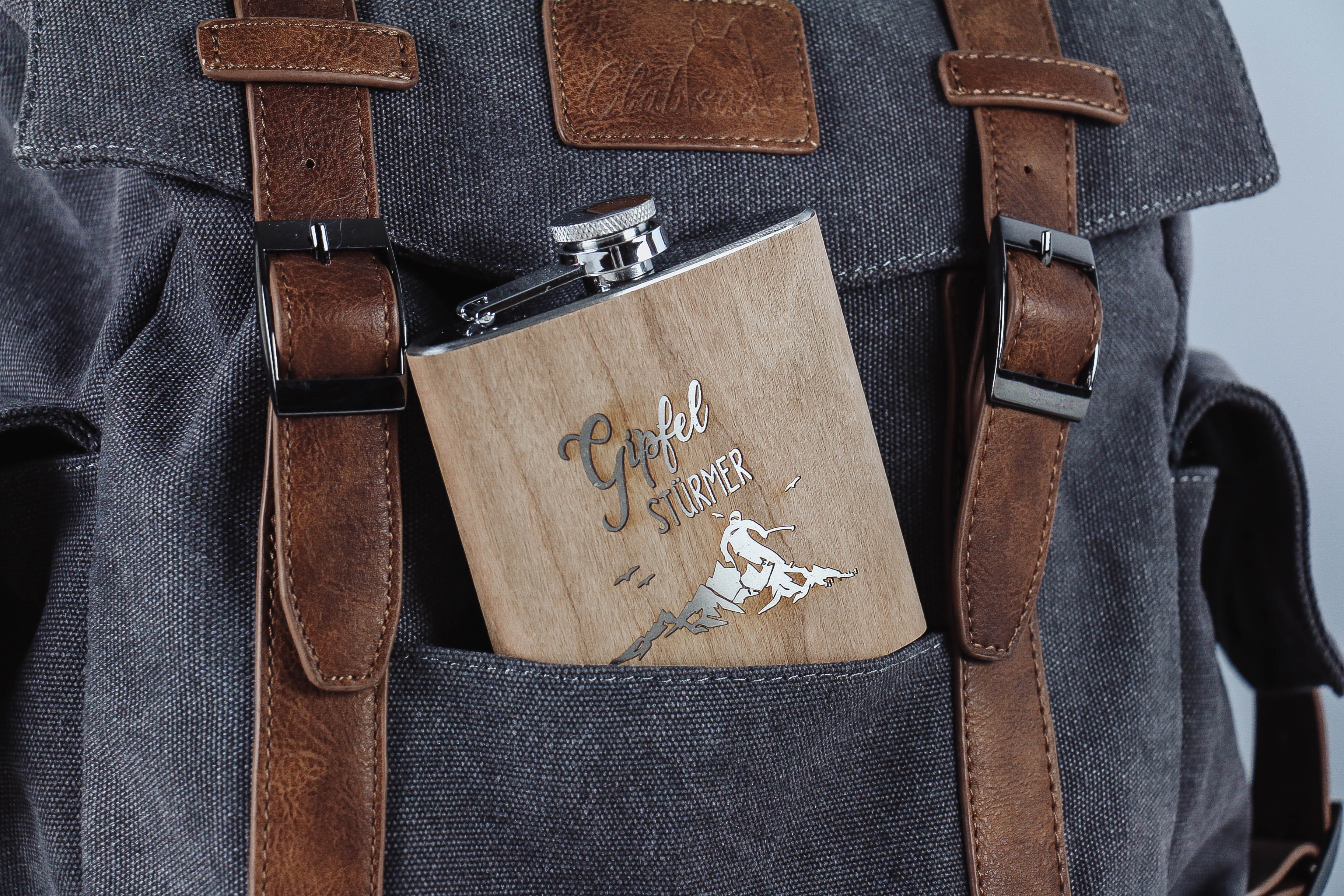 der-nischenladen-28 Flachmann mit Holzmanschette "Gipfel Stürmer"