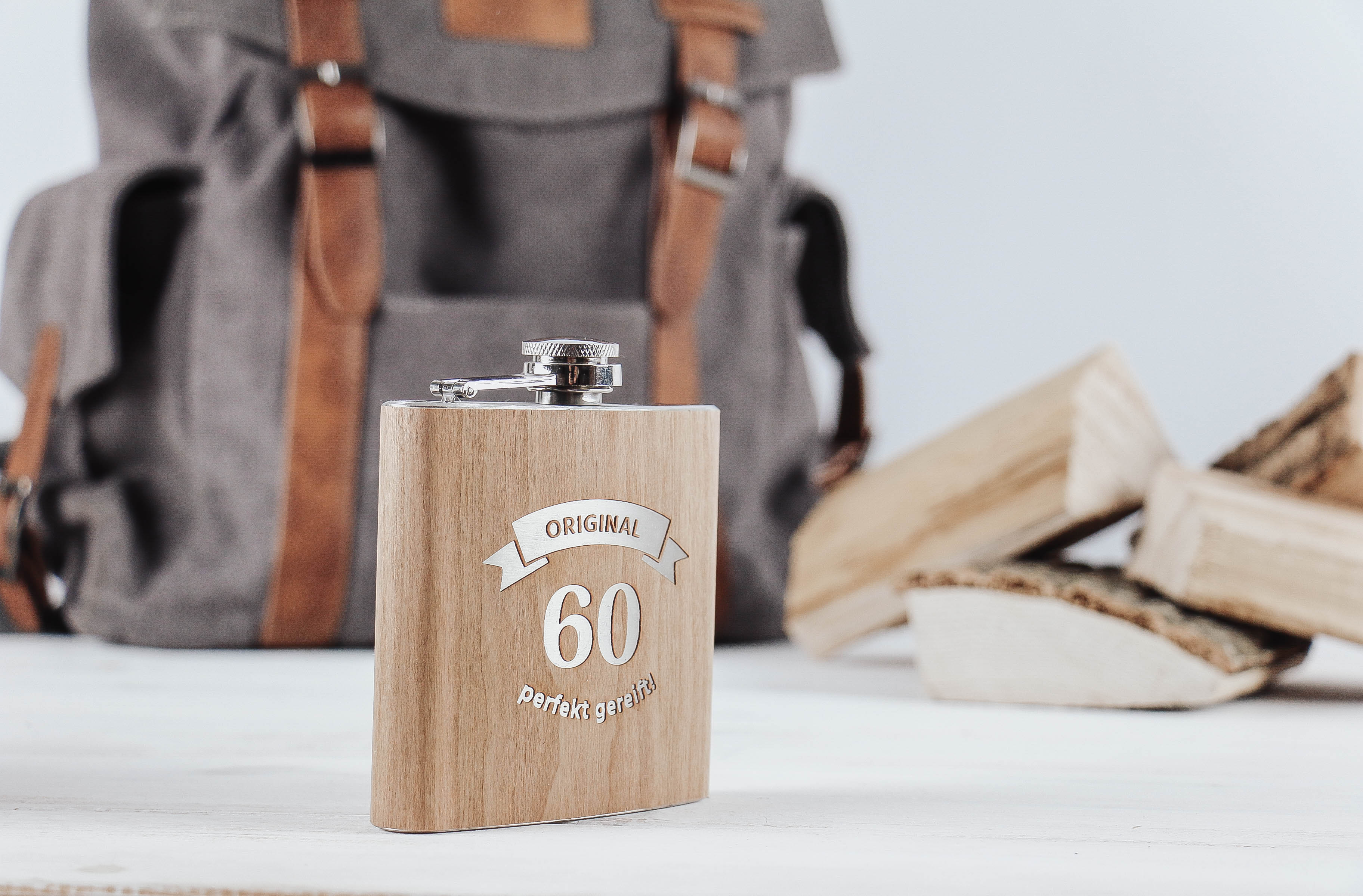 der-nischenladen-60 Flachmann mit Holzmanschette "Orginal 60 - perfekt gereift"