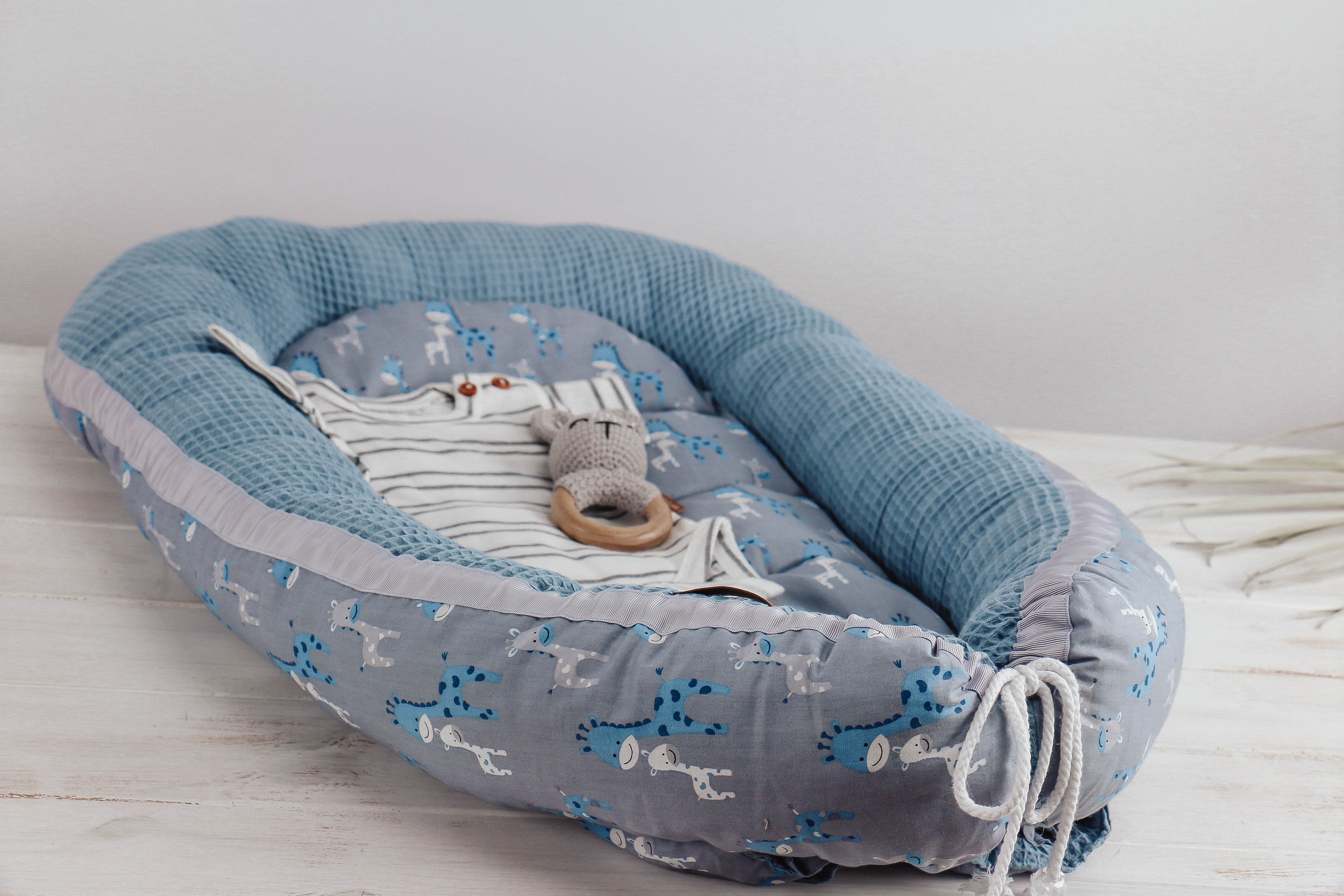 nischenladen-106 Babynest Giraffe blau-grau