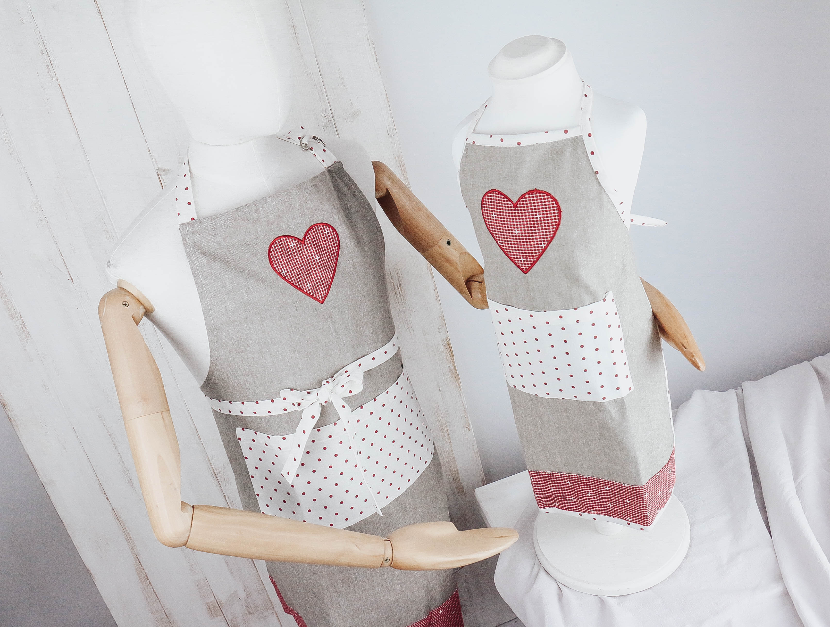 Schürze Herz rot-weiß-taupe Schürze Herz rot-weiß-taupe