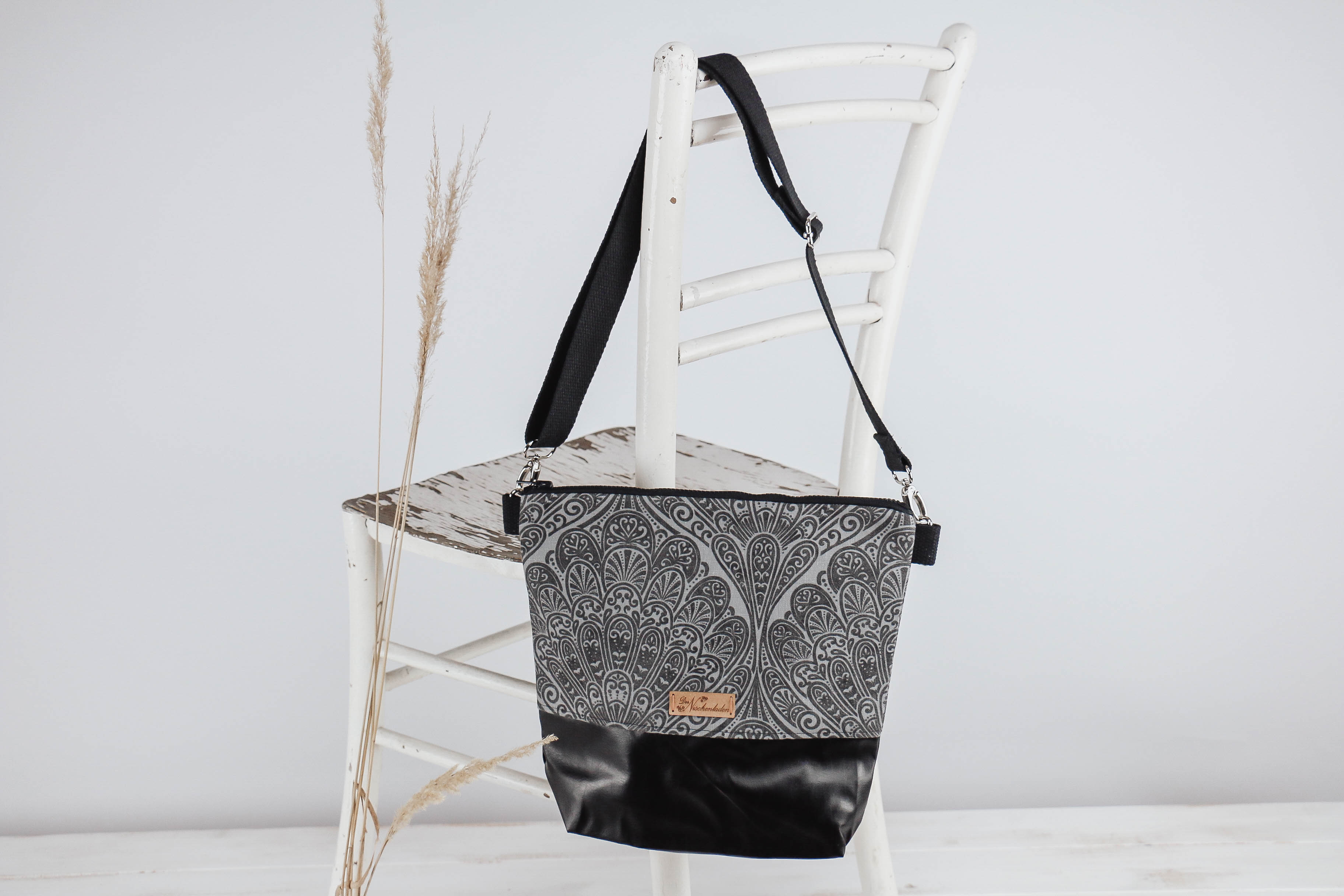 der-nischenladen-7RrUAPf9Y4Hf3P Umhängetasche black Peacock